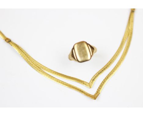 A yellow gold collarette, tapering herringbone chain measuring 40cm, spring ring fastening, stamped '375' and 'ITALY' to loop
