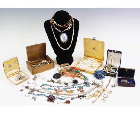 An assortment of vintage and costume jewellery, to include: an Edwardian silver bar brooch, an amethyst set brooch, an agate 