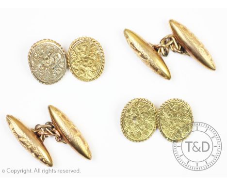 A pair of Edwardian 9ct yellow gold cufflinks, the torpedo shaped cufflinks with engraved floral decoration, 2.2cm wide, weig