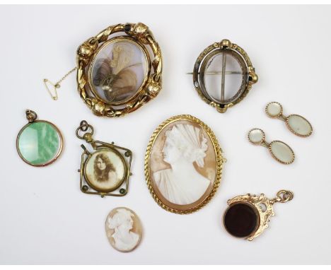 An early 20th century 9ct gold hardstone set fob, the circular swivel fob set with bloodstone and sard, Chester 1920, set to 