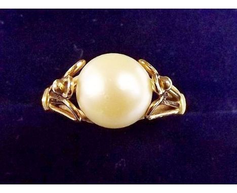 A gold ring set pearl, size Q