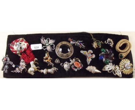 Nineteen various vintage brooches