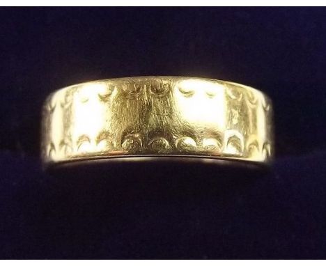 An 18 carat gold wedding band, 4g - size K