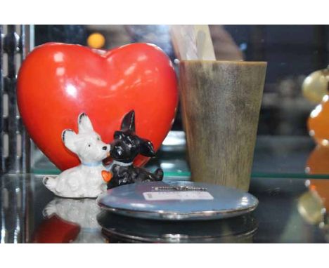 SELECTION OF COLLECTABLES
including mother of pearl spoons and butter knives in a horn cup, a Geobels heart shaped vase with 