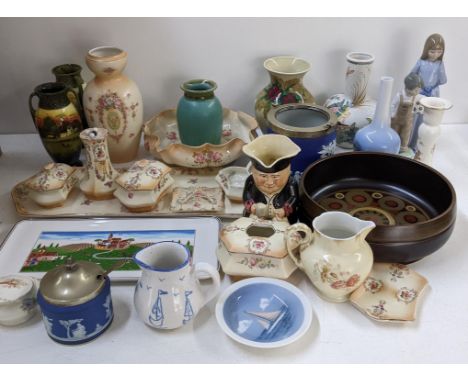 A mixed lot to include Crown Devon Fieldings blush ivory ceramics, Villeroy and Boch dish, Copenhagen 1659 bottle vase, Nao f