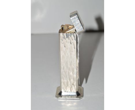 A Dunhill tallboy plated table lighter.