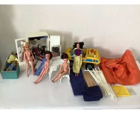 Sindy Vintage 1970s dolls and furniture. Sindy dolls inc bedside sleeping eye doll and others and a Snow White &nbsp;vinyl te