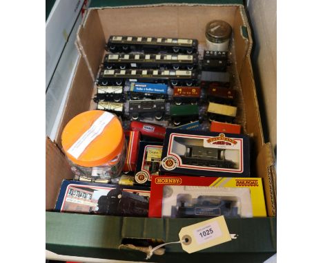 38x items of 00 gauge rolling stock. Including 3x locomotives; A Bachmann BR Lord Nelson Class 4-6-0 tender loco, Sir Walter 