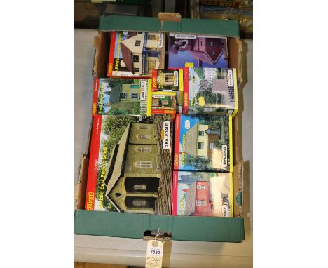 10 Hornby Railways Skaledale buildings etc. Clovelly Cottage. Hanson's Bakery, Field Marshall Foch Town Centre Statue, Public