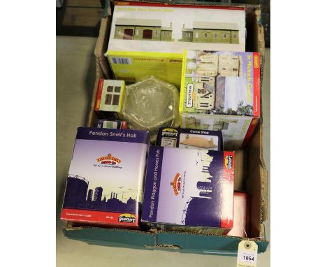 9 Hornby Railways Skaledale/Bachmann Scenecraft buildings etc. Skaledale East Good Shed, St.Michaels Church and Concrete Plat
