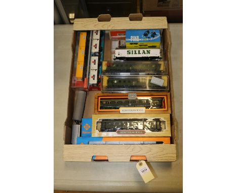 A quantity of assorted HO Model Railway by various makers. RoCo, Liliput, Schicht, Piko, Fleischmann, etc. SNCF corridor coac