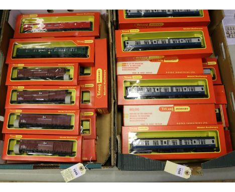 26 Tri-ang-Hornby and Hornby passenger and freight wagons etc. 4x BR Mk1 composite coaches, 3x BR Mk1 passenger brakes, a BR 