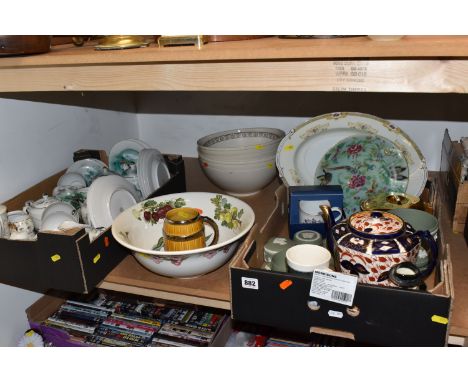 TWO BOXES AND LOOSE CERAMICS, to include six pieces of sage green Wedgwood jasperware, boxed Royal Worcester commemorative mu