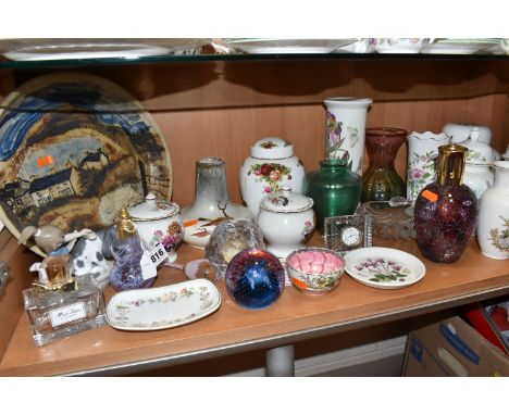 A QUANTITY OF MIXED CERAMICS AND GLASSWARE to include a Caithness Cauldron paperweight, a small Maling lustre trinket bowl, a