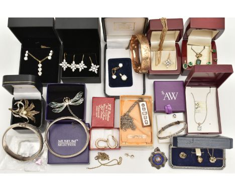 A BAG OF ASSORTED SILVER AND WHITE METAL JEWLELERY, two silver hinged bangles with floral patterns, push button clasps and ad