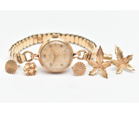 A LADIES 9CT GOLD CASED 'SMITHS DE LUXE' WRISTWATCH AND TWO PAIRS OF YELLOW METAL EARRINGS, the manual wind watch with a roun