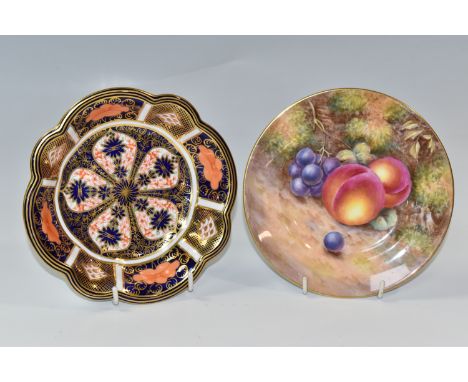 A ROYAL CROWN DERBY OLD IMARI 1128 DISH AND ROYAL WORCESTER FALLEN FRUITS CABINET PLATE, comprising an Old Imari 1128 pattern