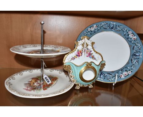 A GROUP OF THREE CERAMIC ITEMS to include a Wedgwood 'Ralph Lauren Amalia' dinner plate with a gilt rim and a repeating folia