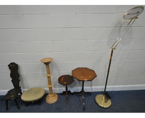 AN EARLY 20TH CENTURY MAHOGANY TRIPOD TABLE, with an octagonal top, raised on a spiral support, with three shaped legs, diame