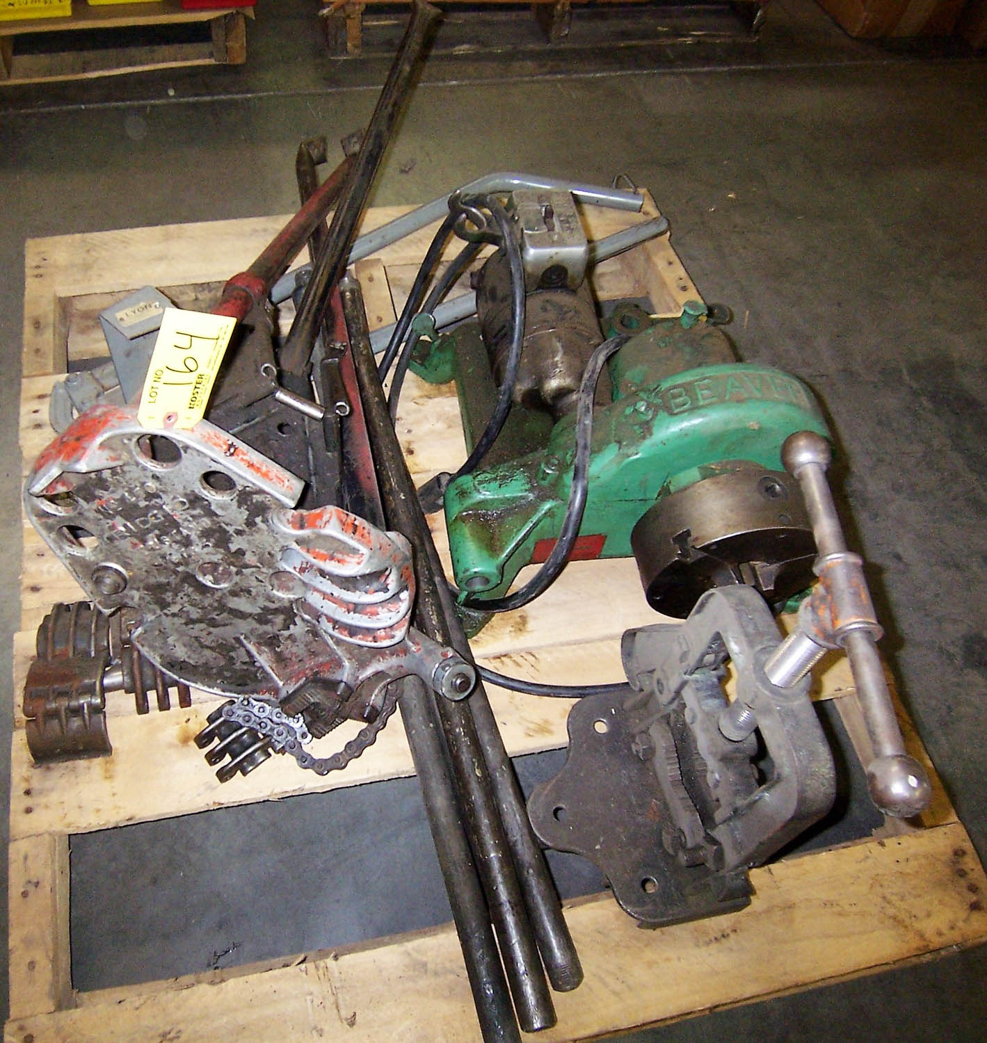 BEAVER PIPE THREADER, WITH VISE STAND