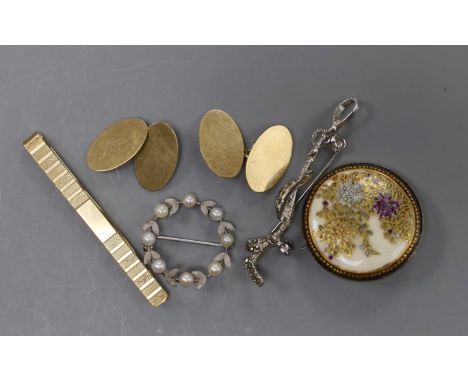 Sundry jewellery including a 1960's 9ct gold tie clip, 55mm, a pair of 9ct gold cufflinks, a 9ct white metal and cultured pea