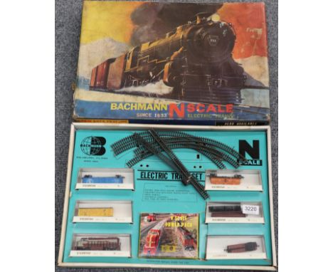 Bachmann N Gauge US Outline Goods Set consisting of GP40 Canadian Pacific locomotive and five wagons (in individual plastic b