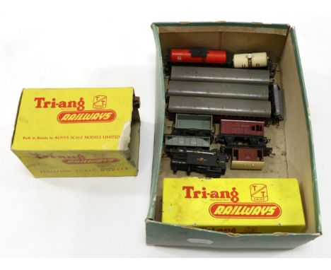 Triang TT Gauge Locomotive And Rolling Stock including T93 Merchant Navy Class locomotive Clan Line with tender (in locomotiv