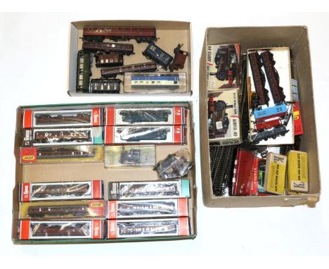 Lima N Gauge Locomotives And Coaches including 2xBR D5518 locomotives and nine BR maroon coaches (all boxed) together with as