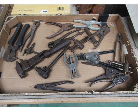 A tray of mixed hand tools 