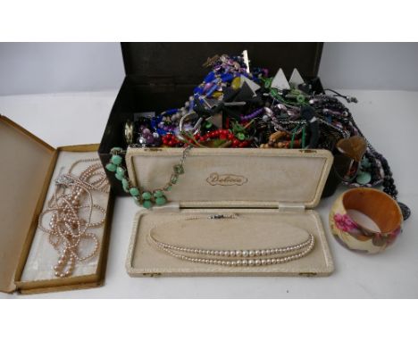 Vintage tin containing faux pearl necklaces, beaded necklaces, costume jewellery etc