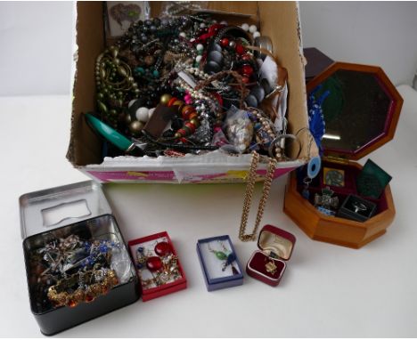 Jewellery boxes, costume jewellery including chunky beaded necklaces, bangles, pendants etc