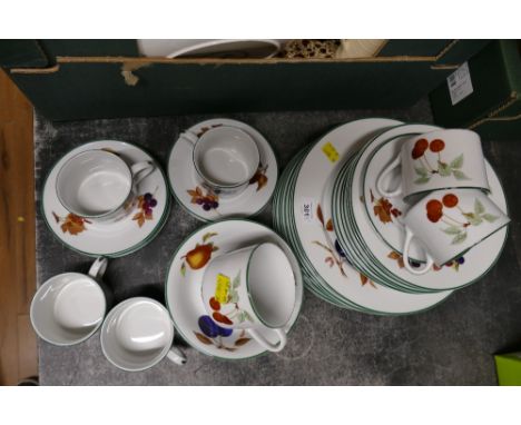 Royal Worcester Evesham Vale dinner plates, bowls, cups and saucers etc
