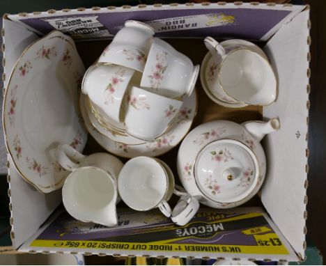 Duchess Glen pattern tea service with teapot 