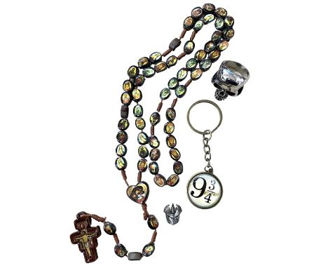 A mixed lot of Pop Culture-inspired costume jewellery and accessories, to include: - Wooden rosary (The Exorcist / The Legend