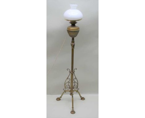 AN EARLY 20TH CENTURY BRASS TELESCOPIC OIL LAMP ON STAND, later converted to electricity (with a converter kit back to oil) h