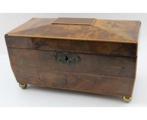 A GEORGE III MAHOGANY TEA CADDY of sarcophagus form, the hinged cover opening to reveal two inner caddies flanking a glass bo