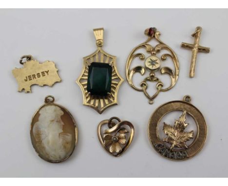 A SELECTION OF JEWELLERY comprising; a 10k gold pendant inscribed "Canada" depicting a maple leaf, together with a 9ct gold r