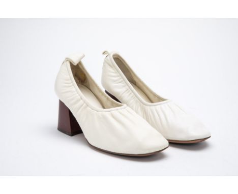 A PAIR OF CELINE WHITE SOFT BALLERINA PUMPS EU 37
With elastic edges, round toe and dark coloured wood heel, with brand dust 