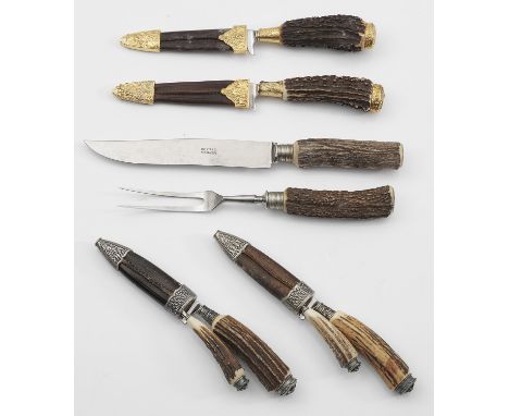 Konvolut Jagdbesteck 6-tlg.; 2-tlg. Vorlegebesteck, 2 Jagdmesser sowie 2 Fuhrmannsbestecke mit Lederscheiden. Griffe aus Hirs