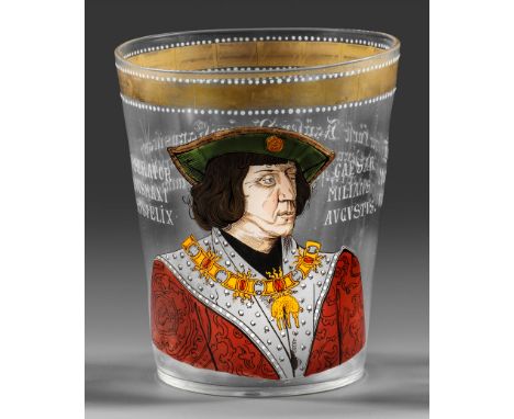 Großer Becher mit Bildnis Kaiser Maximilian I. von Fritz HeckertFarbloses Glas mit Abriss und polychromem Emaildekor, schause