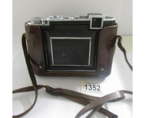 A Zeiss Ikon Super Ikonta 532/16 camera with original case.