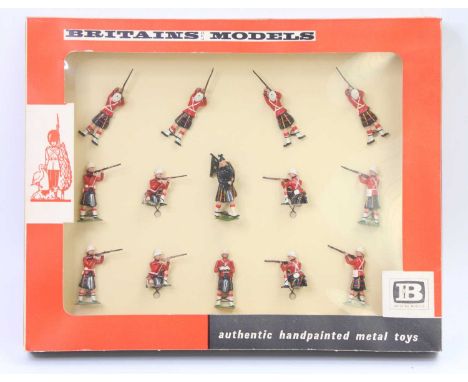 Britains Set 9334, Cameron Highlanders Assorted, 1960s issue comprising of Officer with Binoculars, 4 x Standing Whilst Firin