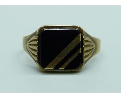 A 9ct gold and onyx set signet ring, 2.8g, S