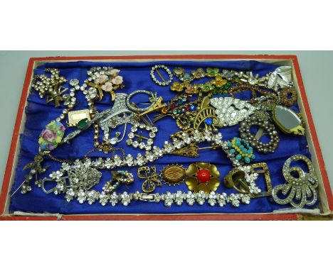 A collection of vintage jewellery