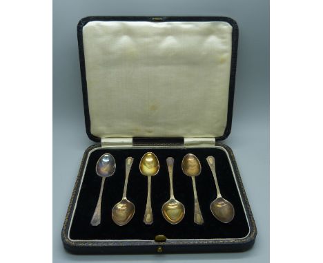A cased set of six silver coffee spoons with engine turned detail, 50g