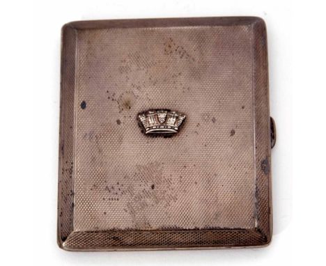 George V cigarette case of hinged and sprung rectangular form with all over engine turned decoration and cover set with a cor