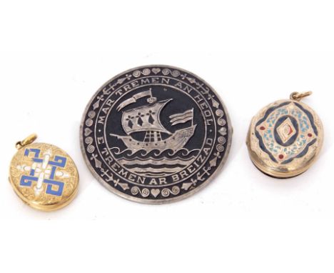 Mixed Lot: vintage "Kelt" French Breton brooch, together with two oval lockets, each with enamel detailed fronts (3) 
