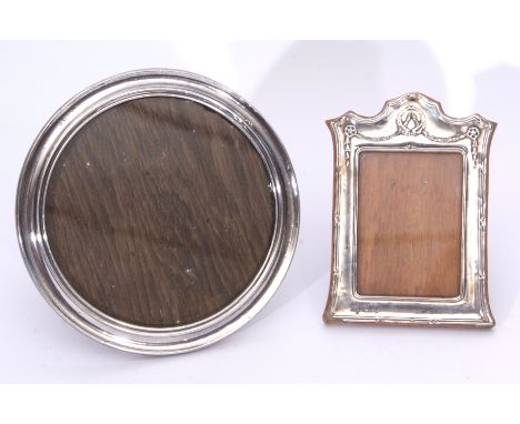 Mixed Lot: comprising a George V silver mounted easel backed photograph frame, the concave polished mount to a circular oak b