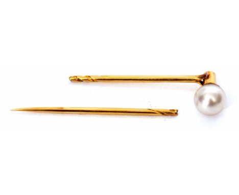 Antique cased pearl finial stick pin, the cultured pearl sits in a cup mount to a screw fitting (a/f)