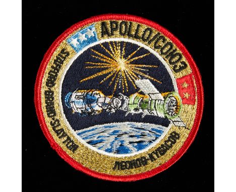 NASA Apollo-Soyuz Test Project cloth crew patch issued To Deke Slayton in 1975. With a certificate of authenticity.Donald K. 